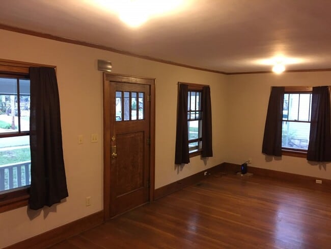 Building Photo - Great Single Family Just East of Massachus...