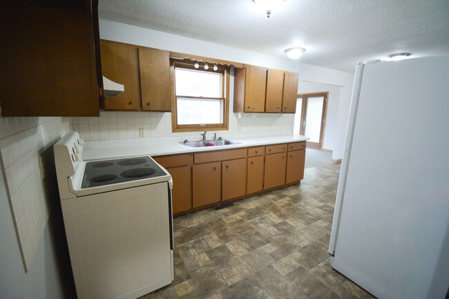 Building Photo - For Rent – Stunning 3-Bed, 2.5-Bath Countr...