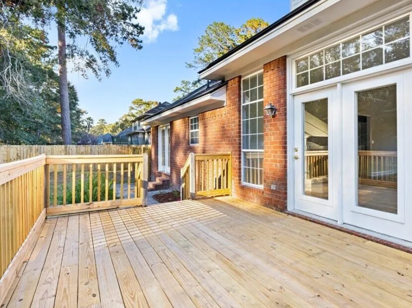 Wood deck - 198 Harbour Ln