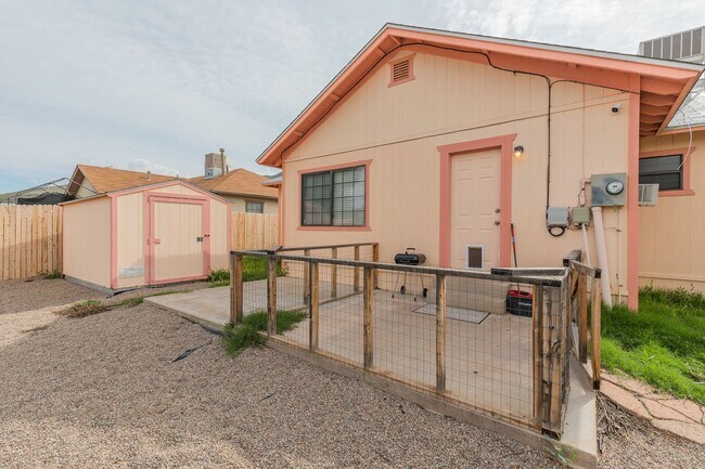 Building Photo - 3 Bedroom 2 Bath Home