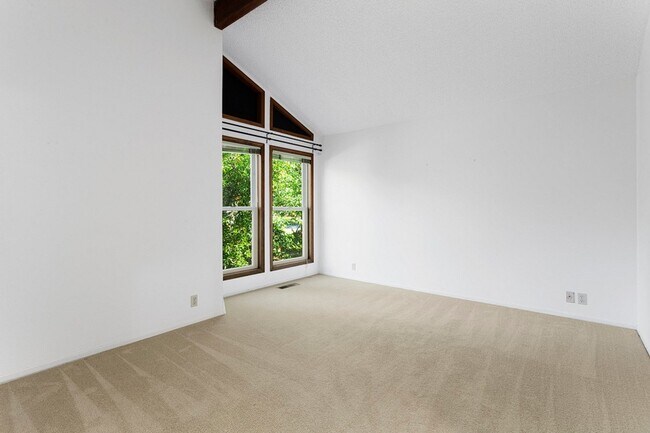 Building Photo - Spacious Home ! Huge living room, 2nd family room, kitchen nook and extra room off kitchen. Large...