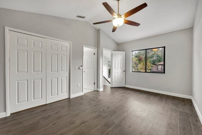 Building Photo - "Spacious 3-Bed, 3-Bath Townhouse with Elegant Hardwood Floors in Ocoee!"
