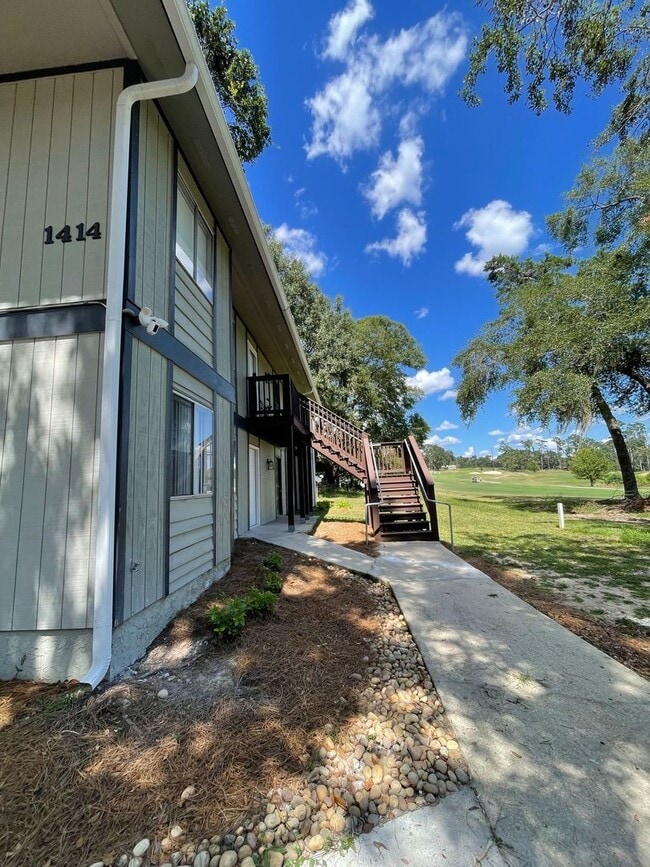 Building Photo - Completely renovated 2/1 on Golf Course!