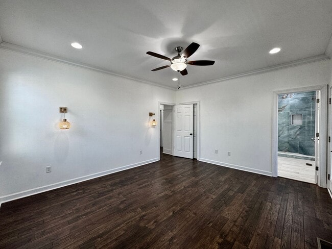 Building Photo - A Block From The Beaches! Ready 09-21-26! Oversized Parking Pad, Pet Friendly!