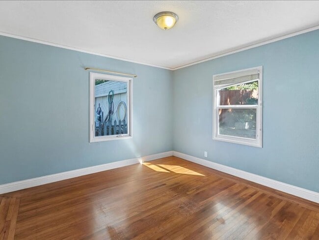 Building Photo - Sunny & Bright Bungalow in King Estates