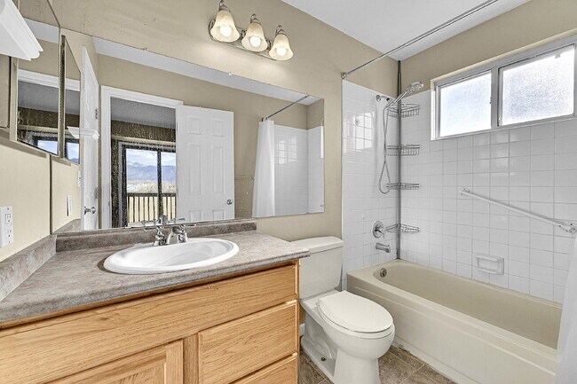 Building Photo - $1,895.00 with $300 OFF First Month's Rent, 2 Bedrooms, 1.5 Bathroom, Single Family Home in Color...