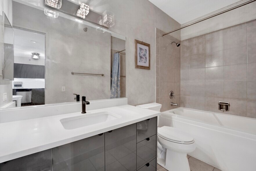 Building Photo - 512 N McClurg Ct