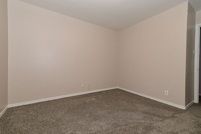 Building Photo - 1304 Skyline Dr