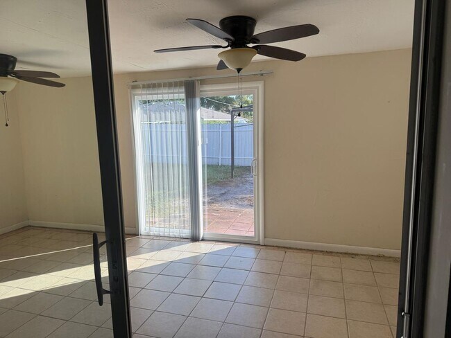 Building Photo - 517 SE 23rd Pl