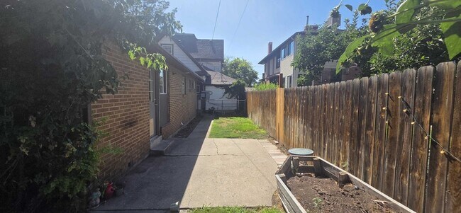 Building Photo - 909 Browning Ave