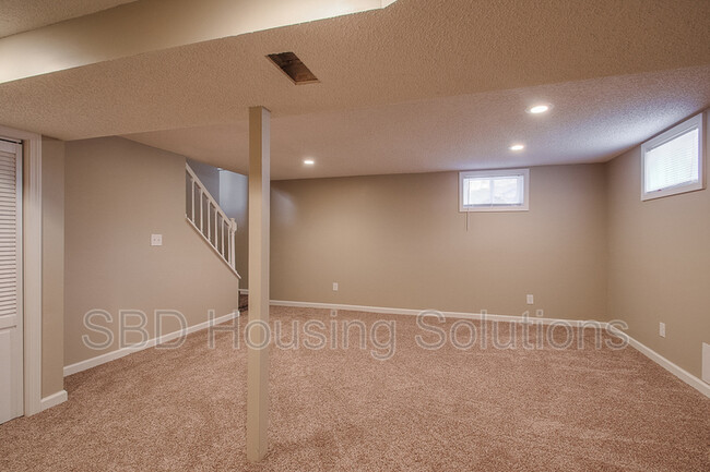 Building Photo - 208 SE Country Ln