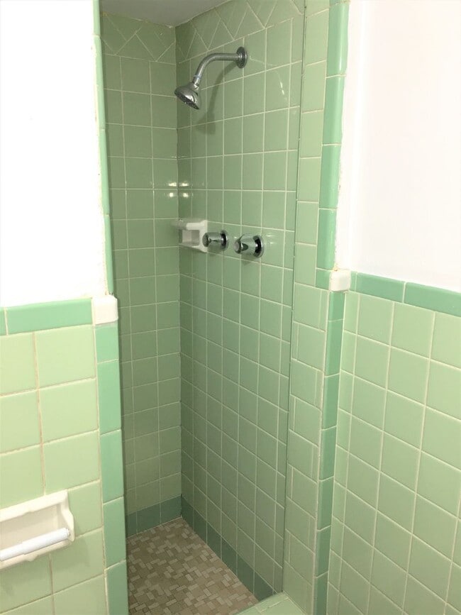 Building Photo - 2 Bed, 2 Bath On Campus.  PRICE REDUCED