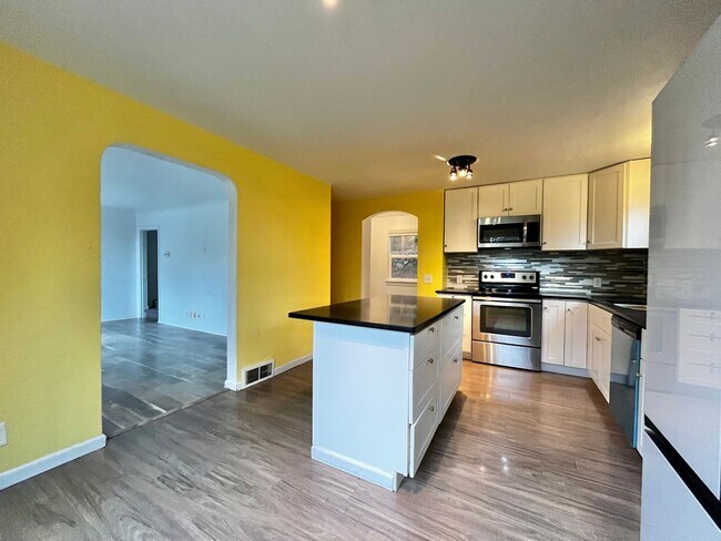 Building Photo - Cozy Bremerton Home on Large Corner Lot