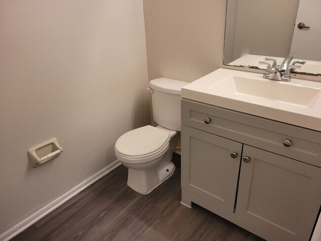 Building Photo - FOR RENT!! CUTE AND COZY 2 BED 1.5 BATH WITH GARAGE (MOVE IN SPECIAL)...