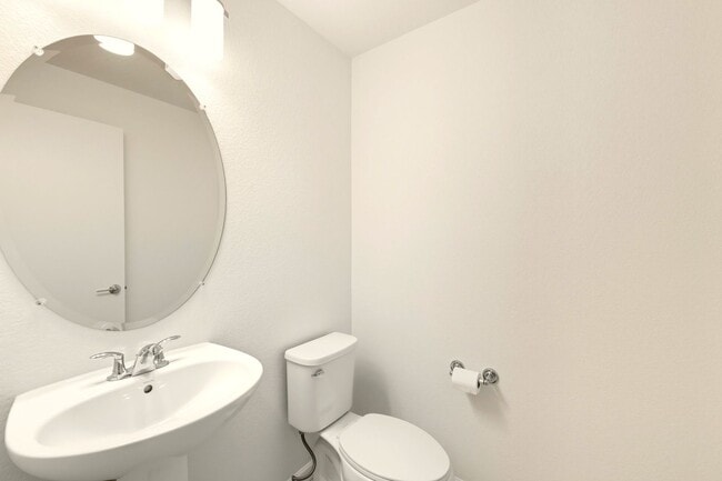 Building Photo - Bright and Airy 2 Bed 2.5 Bath Townhome in...