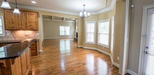 Building Photo - 606 Lakeshore Ct