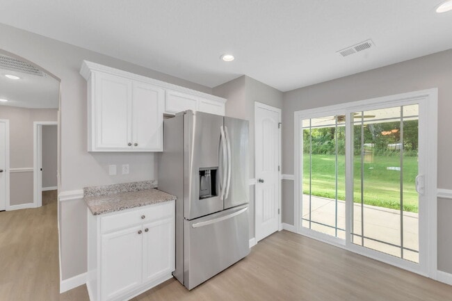 Building Photo - Modern 3-Bedroom Home with Granite Counter...