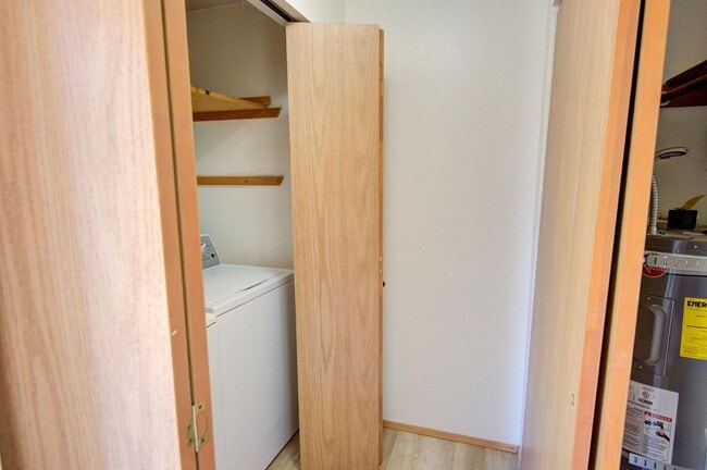 Building Photo - For Lease Edmonds - 900 Sq. Ft Two bed-One/Bath Duplex