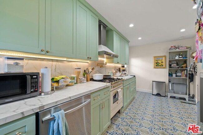 Building Photo - 962 S Plymouth Blvd