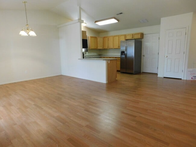 Building Photo - Quiet Neighborhood!