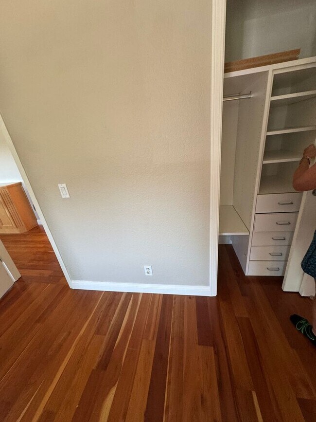 Building Photo - Fully remodeled home, Pet friendly with A/...