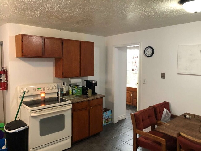 Building Photo - "Bright and Spacious 4-Bed Townhouse in Pr...