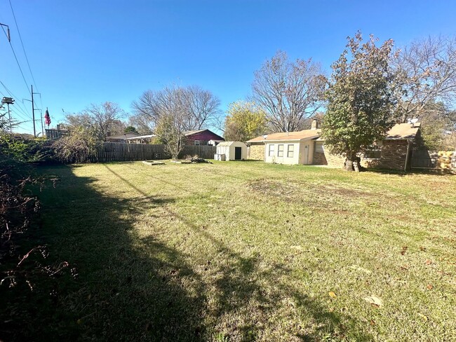 Building Photo - Spacious 3 Bedroom, 1.5 Bath Home on a Qui...