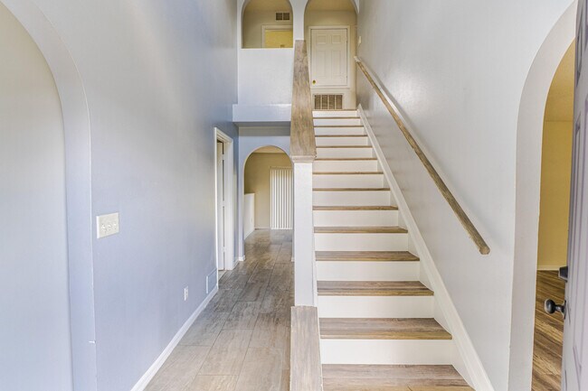 Building Photo - 167 SW Grove Ave