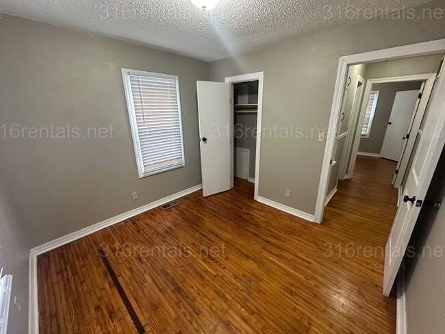 Building Photo - $1150- 3 bed 1 bath - Single Family Home