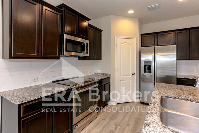 Building Photo - 4721 Highmont Dr