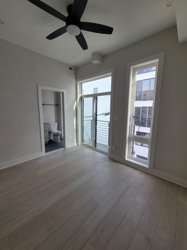 Building Photo - Stunning modern 2BR 2,5 BATH in Petworth