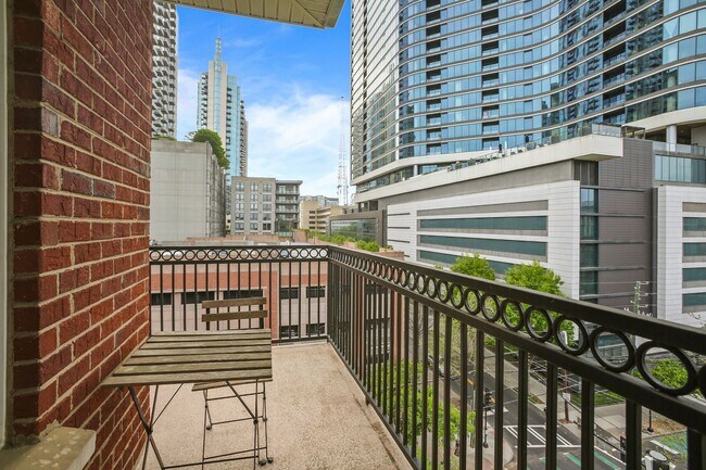 Building Photo - 2 Bedroom Unit in Midtown Neighborhood of Atlanta