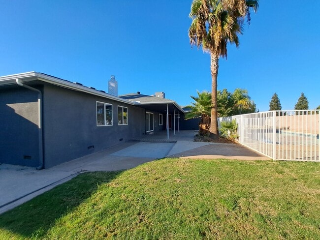 Building Photo - Beautiful 6-Bedroom Home with Pool & Outdo...