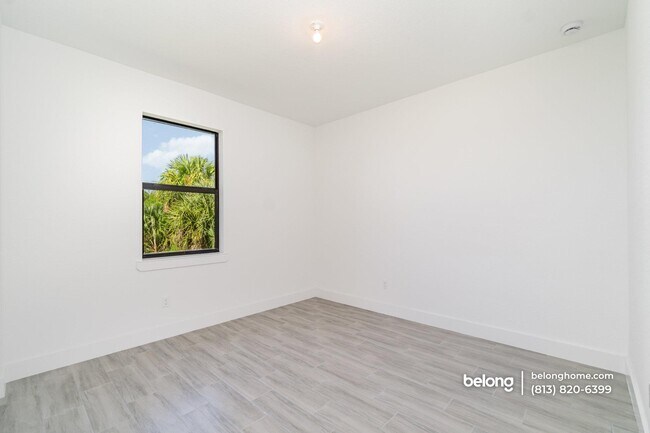 Building Photo - 15633 Lakeland Cir