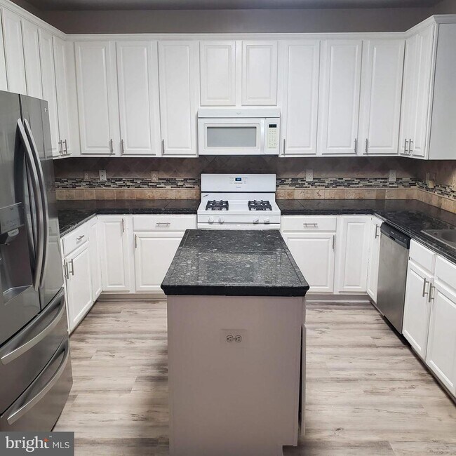 Building Photo - 9750 Granary Pl