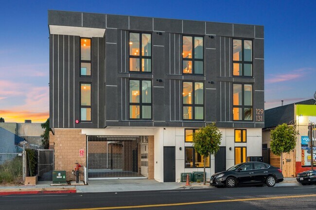 Building Photo - Modern 1x1 - Premier National City Location. Immediate Move-In!