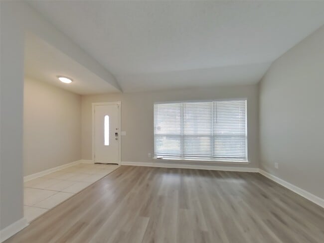 Building Photo - 2622 Townhall Ln