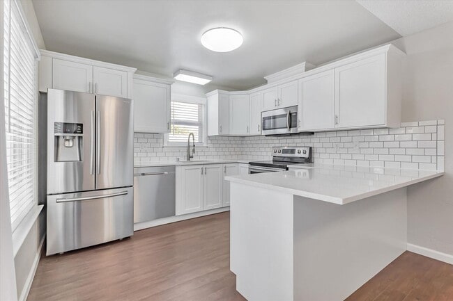 Building Photo - Updated home in Oak Grove