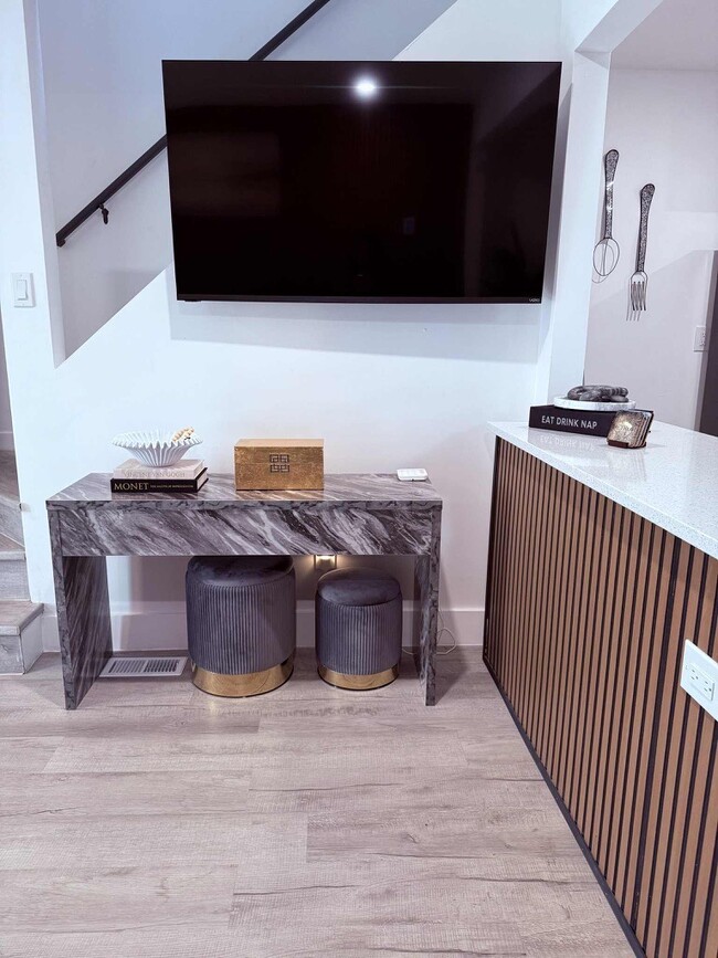 Building Photo - 446 Marquette Dr