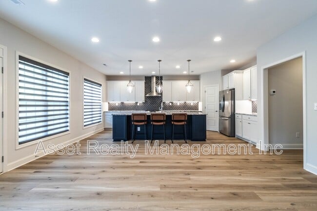 Building Photo - 1730 Silver Chapel Dr