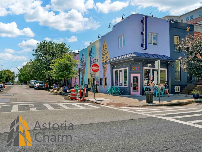 Building Photo - Classic Brick Rowhome with Rooftop Views