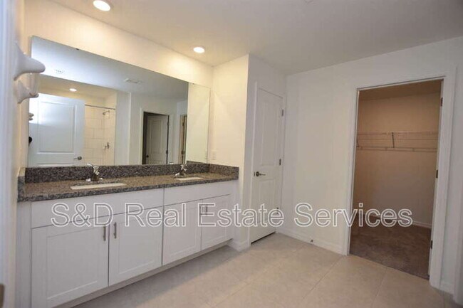 Building Photo - 1940 Red Lp