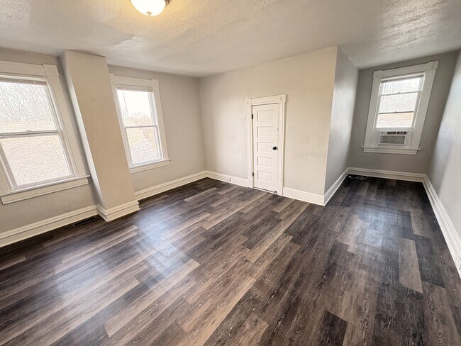 Building Photo - 109 S 13th St