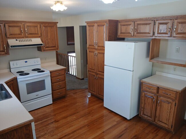 Building Photo - 3 bedrooms, 2.5 bathrooms, 2 car garage, with bonus flex room!