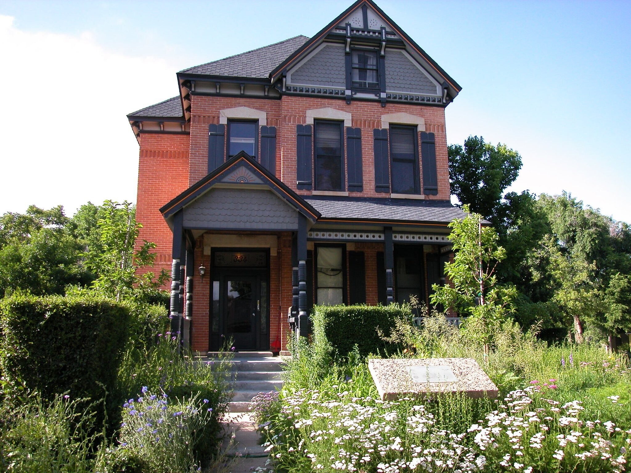 Building Photo - 334 E Mulberry St