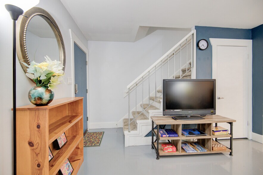 Building Photo - 636 Chipley Ave