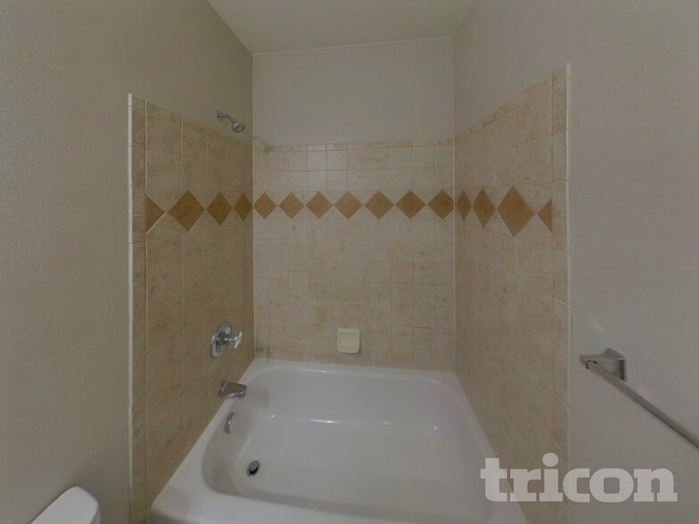 Building Photo - 2290 St Claire Dr