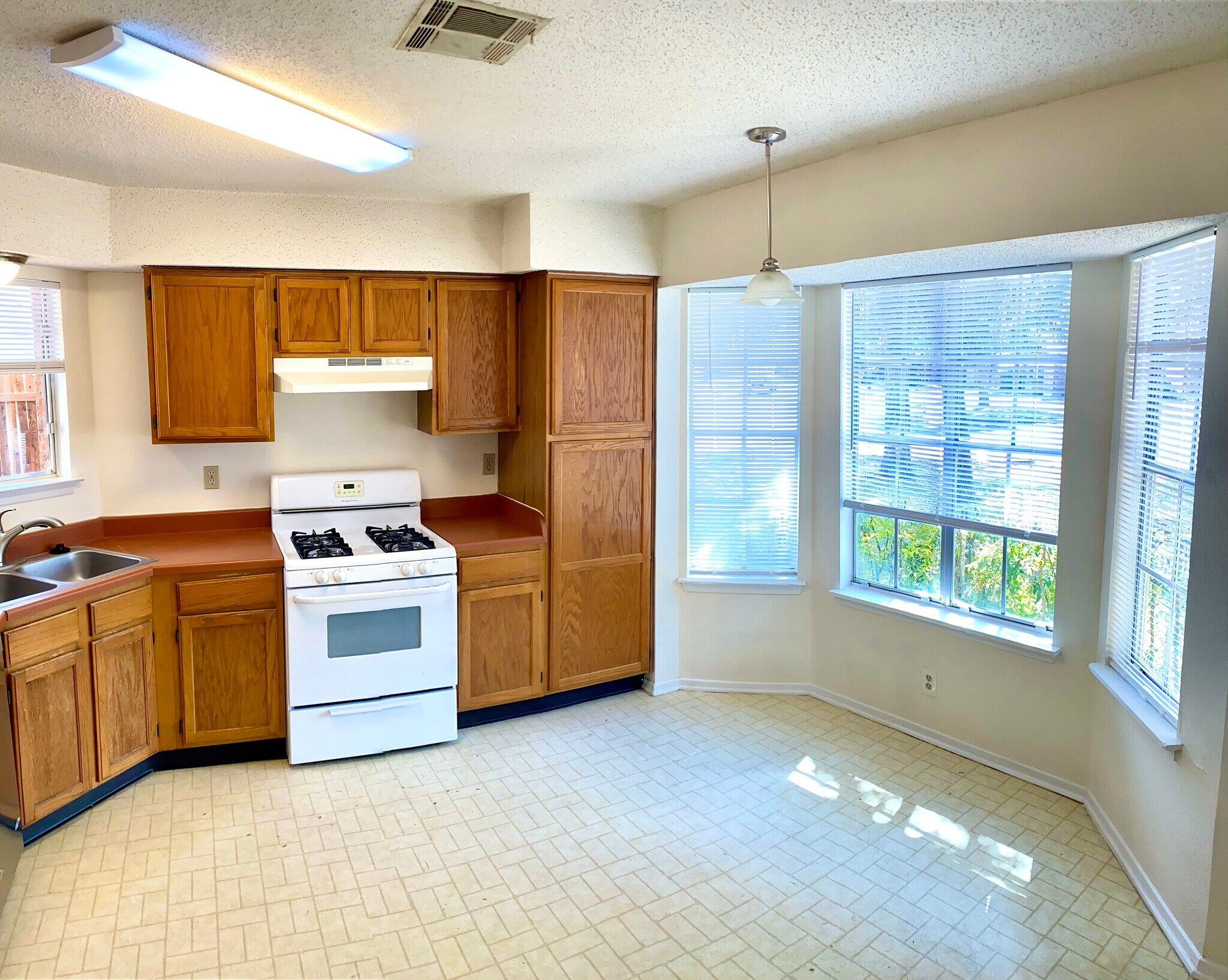 Building Photo - 8000 Tuscarora Trl