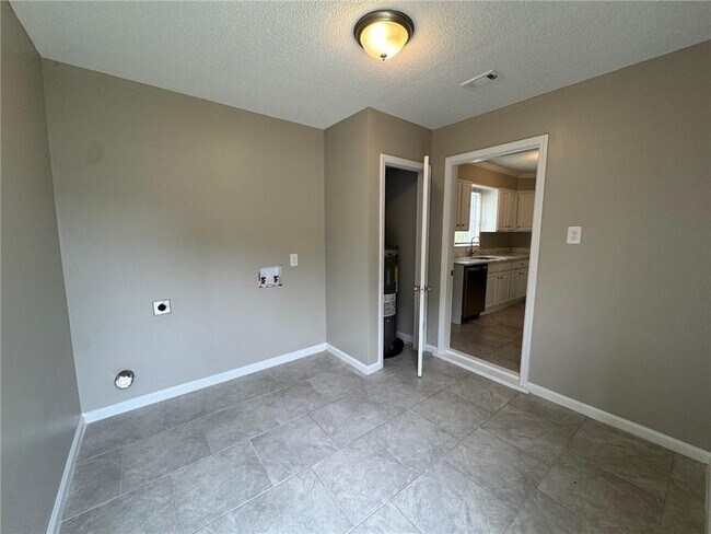 Building Photo - 900 Courtney St