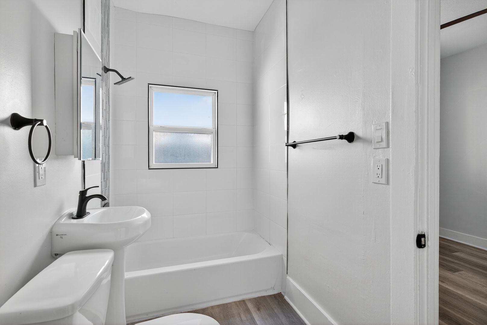 Building Photo - 915 Cherry Ave